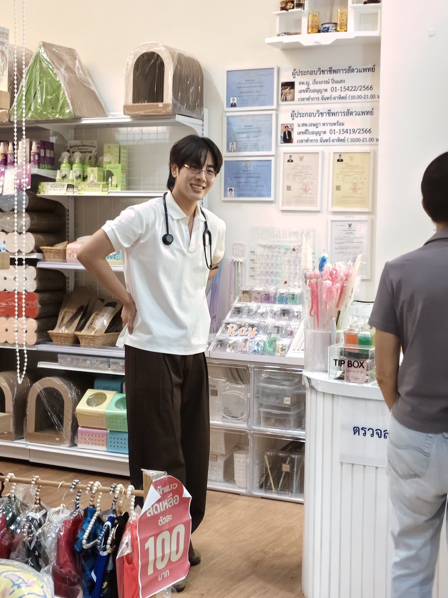 Ray_mixxx's tweet photo. เมื่อวานเป็นคุมหมอ วันนี้เป็นพ่อค้า
#TobeOnestAIIDay
#mixxiw https://t.co/43slsps3BM