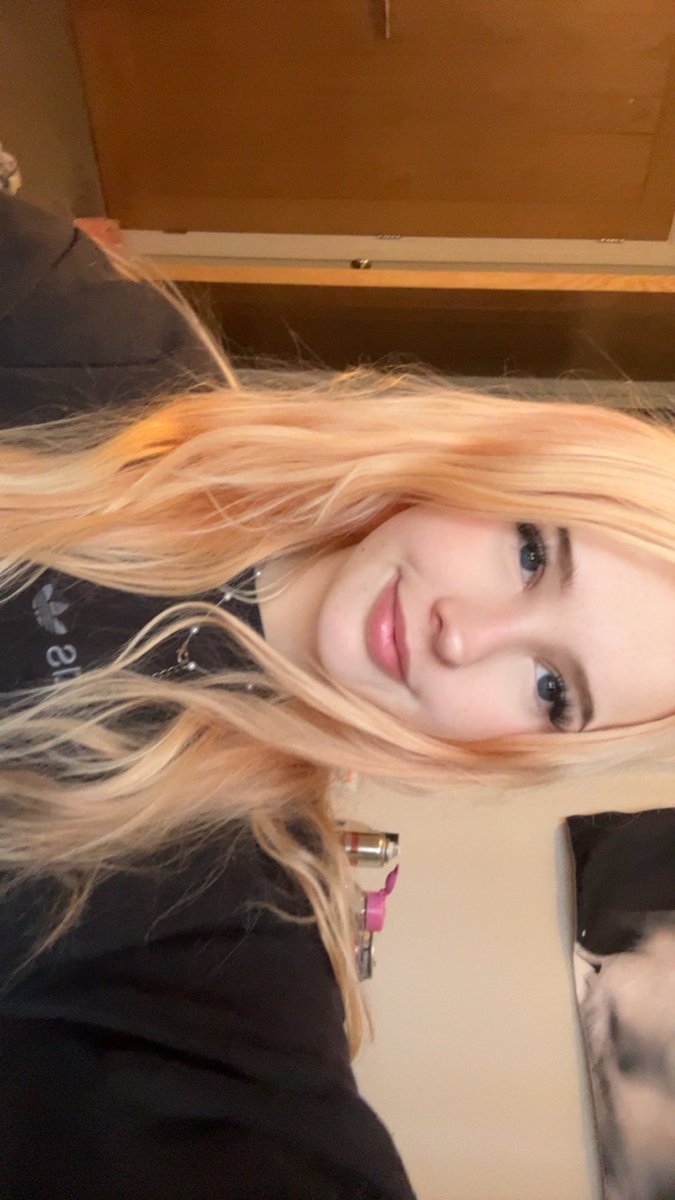 kittymfasr's tweet photo. messy hairrrrr https://t.co/hjKjwBjwDq