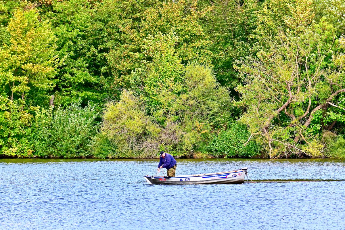 JieGe2017's tweet photo. Environmental Portraiture in #Vienenburg: #Angler manoeuvring his vessel by #Warping or #Kedging, 📸 12.09.2026 https://t.co/S1XZKySlzL