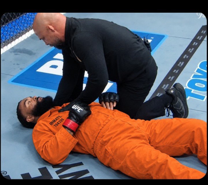 dmopar01's tweet photo. @MMAJOEYC 
YOU SAID HE WAS GONNA BRUTALIZE SHARAF. YOUR AN OBESE JONES FAN BOY. EMBARRASSING! https://t.co/diBNr0wtH2