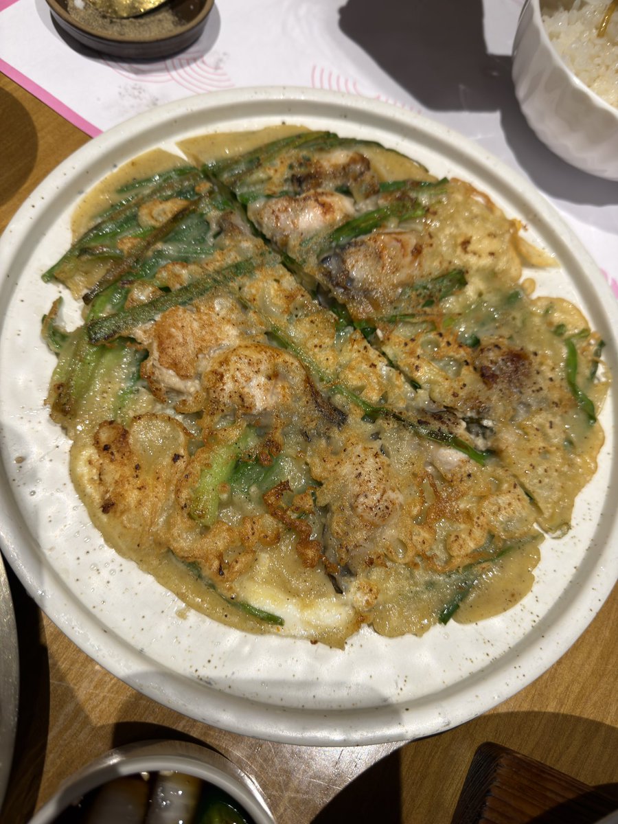 authenticlo7e's tweet photo. I love my life. The Korean food is so good https://t.co/ouVatxjd62