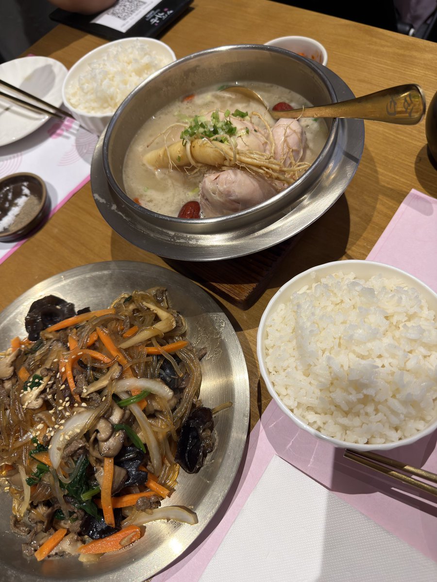 authenticlo7e's tweet photo. I love my life. The Korean food is so good https://t.co/ouVatxjd62