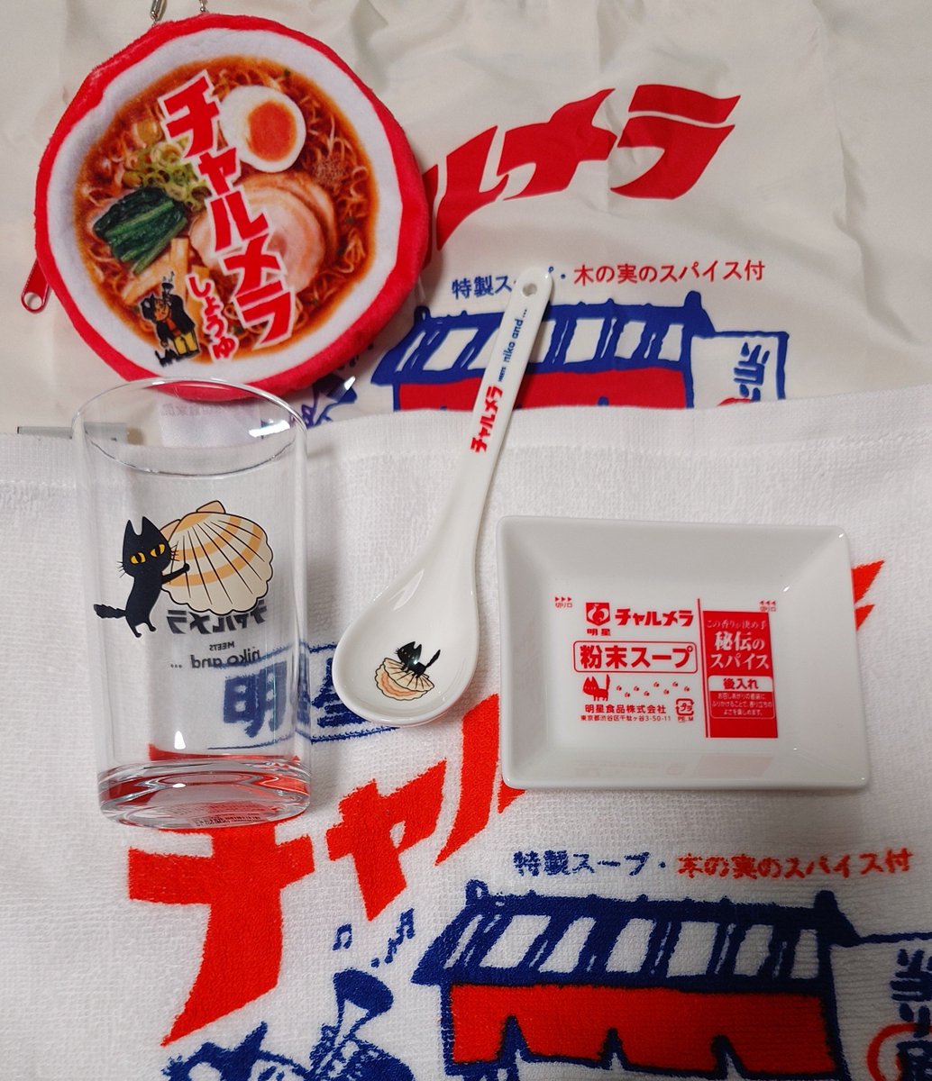 YUMO6's tweet photo. これからラーメンの季節と思い、チャルメラのグッズを少々。猫と目が合ったので https://t.co/GYEYlwumw5
