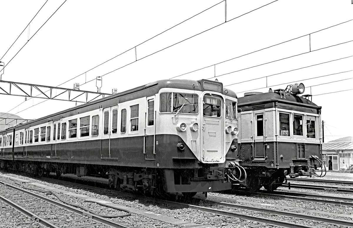 malta_shozo's tweet photo. 【新刊“廃線だけ” 制作中に見つけた昭和の風景】身延線富士電車区 48年前の夏 昭和53年
1978年8月に訪問した国鉄富士電車区。戦前製の名車が揃った場所でした。ここはファンに優しく、事務所でご挨拶をすると、ほぼ自由に見学が可能でした。
一枚目は富士電車区の事務所前。夏の陽の下、ずらりと並んだ伝説の戦前製旧型国電。
二枚目は1934年に誕生したクモハユニ44形郵便荷物合造旅客電動車。この華奢な車体に、郵便室・荷物室・客室を備えていました。お隣の三菱ミニキャブWがちょっと邪魔したが（笑）この電車は身延線のスターでした。
三枚目はクハ68形。元は1940年製のクハ55。いわゆる半流タイプ。止まっていてもスピード感を感じさせる優れたデザイン。
四枚目は異色の旧形国電・アコモ改造車クハ66形（ベースは戦時形国電72系）と1930年製のクハ47形。

この写真は、私の新刊『廃線だけ―平成・令和の棄景』の続巻『廃線だけ―昭和の棄景』用の写真を探していた折に、データ化した四枚です。（※書籍には掲載しておりません）

■昨夏発売『廃線だけ―平成・令和の棄景』
https://t.co/iw4a78neuK
平成・令和に残る廃線を美しい写真で紹介した決定版。上のurlは実業之日本社による紹介ページ。こちらからオンライン書店にも飛べます。Amazonでも再び入手可能となりました。重版分の印刷も最高レベルの仕上がりです。現在、何と三刷り（二度目の重版）も出来しております。この機会にぜひ、お手に取って頂けましたら幸いです。

■昨秋発売の続刊『廃線だけ―昭和の棄景』
https://t.co/qiinoqHXtw
昭和の懐かしい廃線風景をまとめた『廃線だけ―昭和の棄景』は昨秋に発売されました。印刷に立ち会いましたが、素晴らしいクオリティでした。製本も凝った仕上げで、最高の一冊です。紹介ページからAmazonにも飛べますので、ご注文頂けましたら幸いです。

街歩き好き、写真好き、廃墟・廃線好き、鉄道好きの皆さま、ご高覧頂けましたら嬉しく存じます。
#廃墟 #廃線