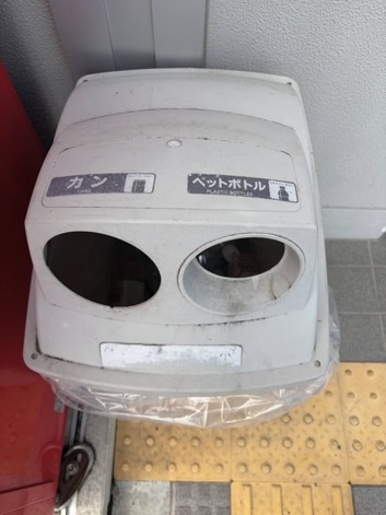 p_ribon_p's tweet photo. いつも思うんだけど自販機のゴミ箱って何で二つ穴があるのに結局繋がってて同じところに捨てられるの？

マジで意味なくない？と思ってたらあるらしくてデザイナーさんって天才なんだなと思った https://t.co/eWmbvX8iby