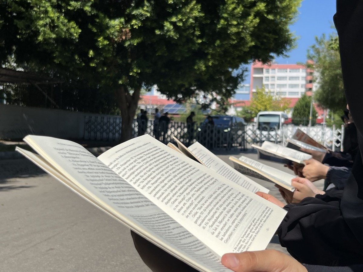 onculider_1's tweet photo. Kardeşlerimiz Serbest Bırakılana Kadar Bekleyişimiz Devam Edecek!

Dün akşam darbedilerek gözaltına alınan kardeşlerimizi Adana Emniyeti önünde kitap okuma etkinliğine katılarak bekliyoruz.

#AdanaEmniyeti
#HocamlaOkuyorum
AkpDönemi ZulümDönemi
AdanaEmniyetinden Müdahale https://t.co/XUBHVedxoP