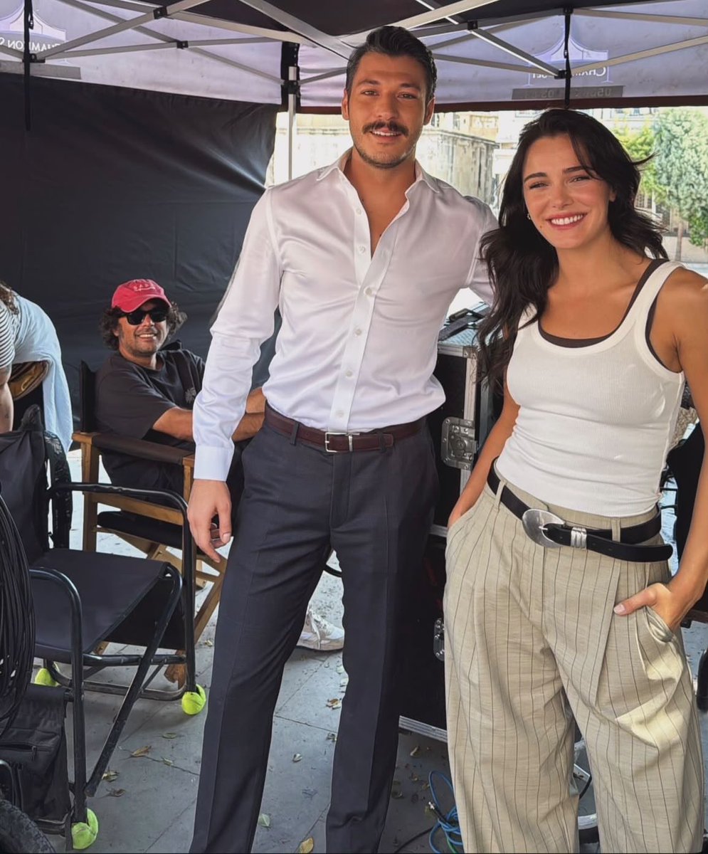 TvDunyasii's tweet photo. SETTEN BEKLENEN KARE GELDİ!

#MercanKöşk”ün başrollerini paylaşan Kubilay Aka ve Hafsanur Sancaktutan’dan beklenen set karesi geldi. 

İkilinin dizinin setinden uzun bir süre sonra birlikte yaptığı ilk paylaşım, dikkat çekti. https://t.co/Tl98G2SfS7