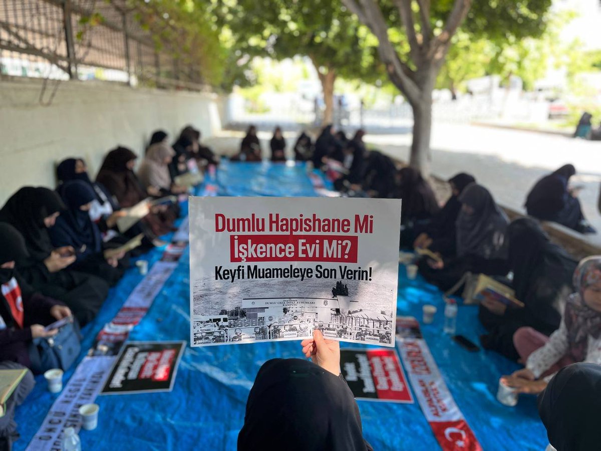 onculider_1's tweet photo. Kardeşlerimiz Serbest Bırakılana Kadar Bekleyişimiz Devam Edecek!

Dün akşam darbedilerek gözaltına alınan kardeşlerimizi Adana Emniyeti önünde kitap okuma etkinliğine katılarak bekliyoruz.

#AdanaEmniyeti
#HocamlaOkuyorum
AkpDönemi ZulümDönemi
AdanaEmniyetinden Müdahale https://t.co/XUBHVedxoP