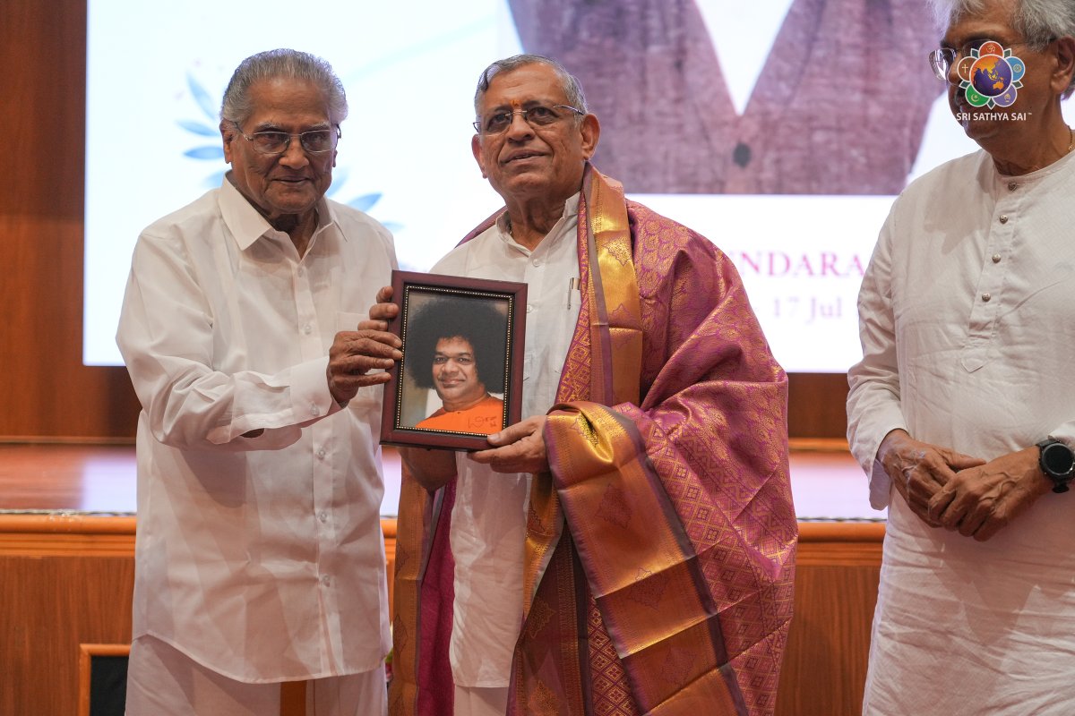 SSSIHL's tweet photo. Sri Swaminathan Gurumurthy delivers the Sri S G Sundaraswamy Memorial Lecture on 20 September 2026 at the Sai Hira Global Convention Centre, Prasanthi Nilayam.
View Recording: https://t.co/akJW4zA9ZP
Photos: https://t.co/ZhCU436EgZ

@sgurumurthy https://t.co/bI80nks3Xr