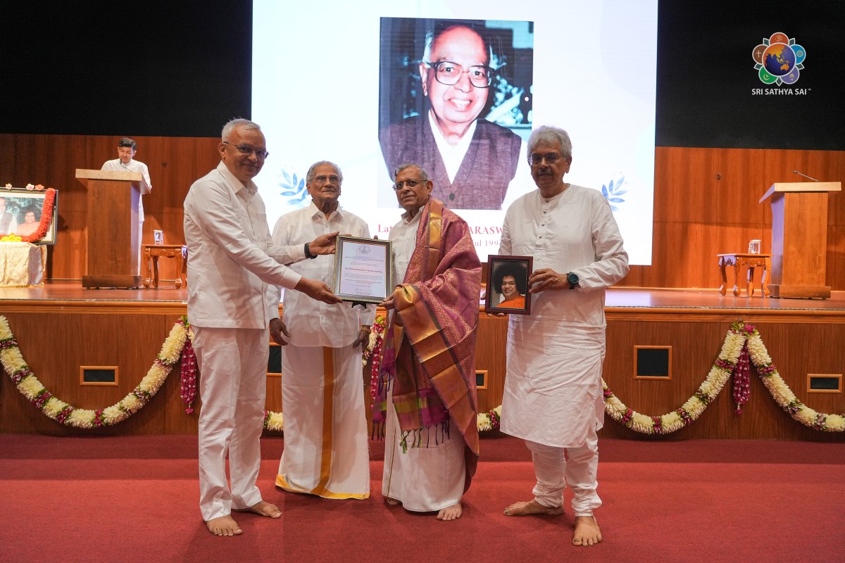 SSSIHL's tweet photo. Sri Swaminathan Gurumurthy delivers the Sri S G Sundaraswamy Memorial Lecture on 20 September 2026 at the Sai Hira Global Convention Centre, Prasanthi Nilayam.
View Recording: https://t.co/akJW4zA9ZP
Photos: https://t.co/ZhCU436EgZ

@sgurumurthy https://t.co/bI80nks3Xr