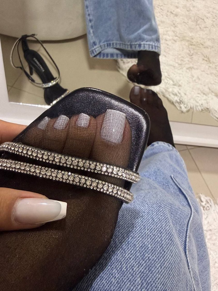 ToesCoinSOL's tweet photo. stockings with white toes https://t.co/64XUHlB4cy