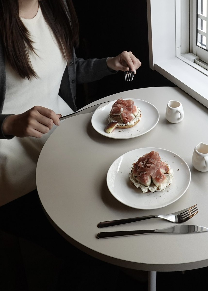 plume_1O18's tweet photo. 大阪にある最近オープンした穴場カフェ☕️
📍22￤中崎町(大阪)

期間限定のいちじくと生ハム、クリームチーズのフォカッチャに、はちみつをかけると絶品すぎた...🍯🍂🤍 https://t.co/NRFIAbY6Zx