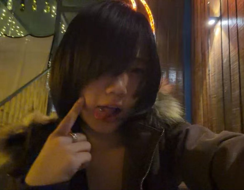 TianYuvia's tweet photo. Swipe right to check out my after-school mood. https://t.co/ua8Dt1Ew94
