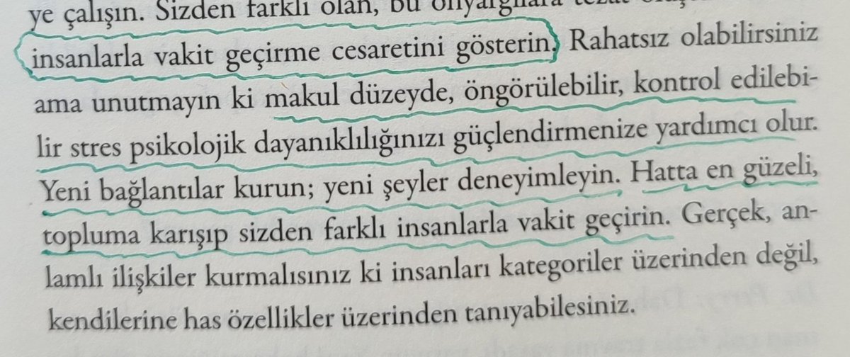 mesutozbilir's tweet photo. “İnsanlarla vakit gecirme cesaretini gösterin”
Bugüne kadar okuduğum psikoloji kitaplarından öğrendiğim en temel ilkelerden biri budur: Farklı insanlarla etkileşim, iletişim ve bağ kurmak iyileştirir. İslâm da tam olarak bu perspektif üzerine kuruludur. Ne var ki günümüz dünyası bunun tam zıddını yani “mesafe koyma”yı telkin eder. Evet, insanlarla etkileşim içine girmenin okumsuz yönleri, insanı rahatsız eden boyutları, zahmetli yanları vardır ama her şeye rağmen konfor alanına sığınmak kadar yıkıcı değildir. Sürtünmek demiri biraz aşındırır ama pas tutup çürümesine mani olur, akıntı suyu bazen bulandırır ama balçıklanıp kokuşmasına mani olur. Akrabayla, komşuyla, cemiyetle, farklı insanlarla etkileşime girmek de aynı şekilde insanı aşındırır, bulandırır ama neticede duru ve parlak kalmanızı sağlar. Önümüzdeki süreç modern insana bunu yeniden öğretecektir.