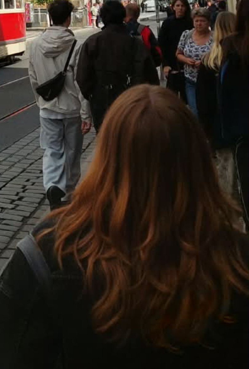 luv_m_isa's tweet photo. So this is how my hair looks like from behind? I cant believe it, my bf lowkey made me feel like I have birds nest https://t.co/8rw31g4uzA