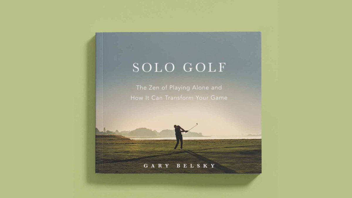 Le19Golf's tweet photo. Jouer seul ? C'est pas un aveu, c'est une stratégie ! 🏌️ Gary Belsky le prouve dans « Solo Golf » : le parcours vide = le meilleur laboratoire pour progresser. À relire absolument. #Golf #Progression #Entraînement https://t.co/qSojrKsVMM https://t.co/gzVMt5v5hz