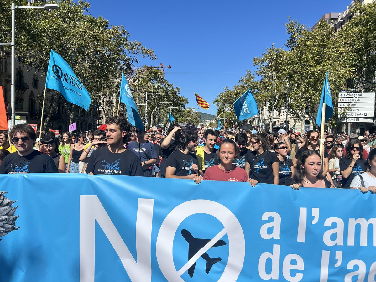 JordiGraupera's tweet photo. Èxit de la manifestació contra l'ampliació de l'aeroport. https://t.co/viSJ3l1Qd5