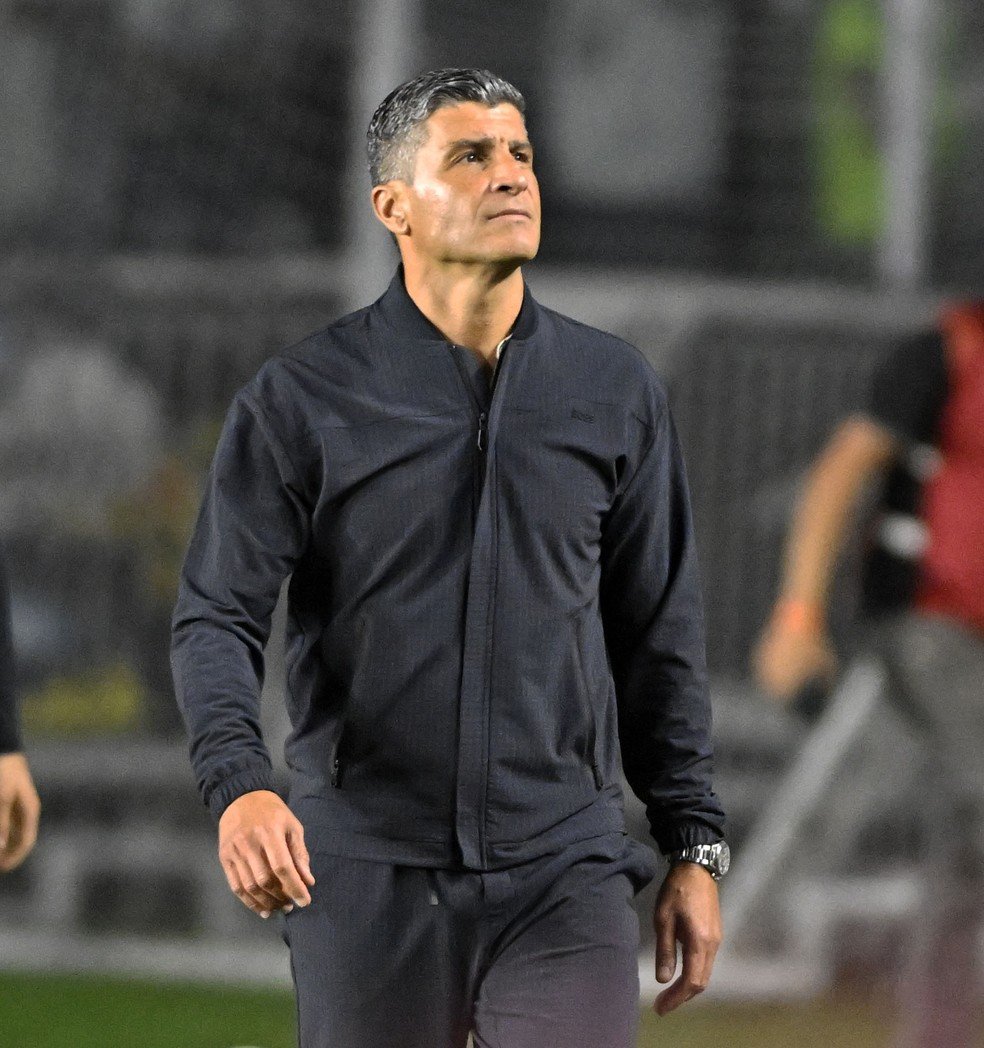 PapoNaColina's tweet photo. Pedro Emanuel é o melhor técnico do Vasco nos últimos anos.

O cara simplesmente está fazendo acontecer.

Não é limitado ao ponto de ter apenas um estilo de jogo, como o Diniz. Tem variação tática, algo que os últimos não tinham.

Todo mundo sabe atacar e defender. Não é uma bagunça em campo.

E tem aquele diferencial: a inteligência de jogo. Sabe falar sobre cada momento da partida e também colocar em prática.

É um banho em cima de "técnicos" como Fernando Diniz e Renato Gaúcho. Isso sem contar os outros...