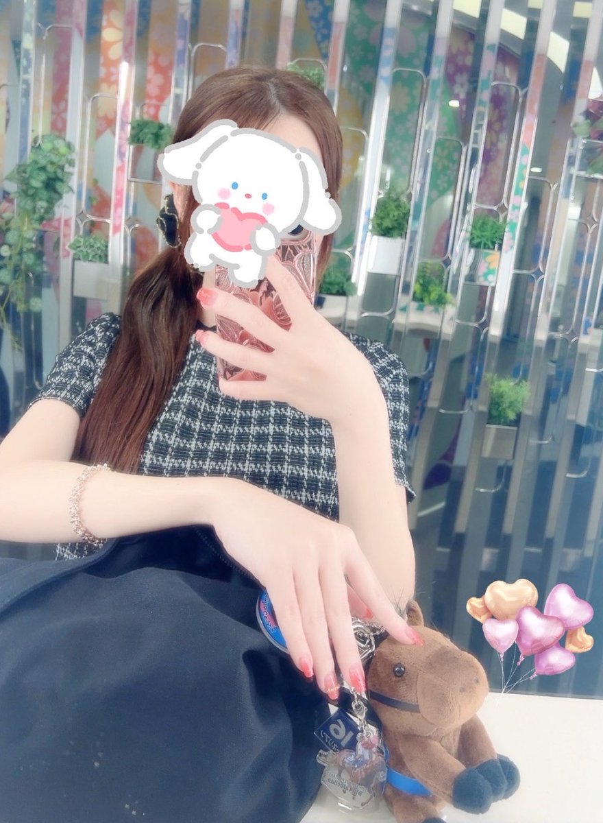 uma_run_'s tweet photo. レガレイラの応援しにレガレイラ連れてオールカマー🤩🩷
天気悪いからいつもより滞在時間短かったし現地馬券1つも的中してない⭐️
髪も服も濡れたしバッグも汚れた（ ;  ; ）
明日と明後日で今日分は回収⭐️ https://t.co/e8LB9wnEeL