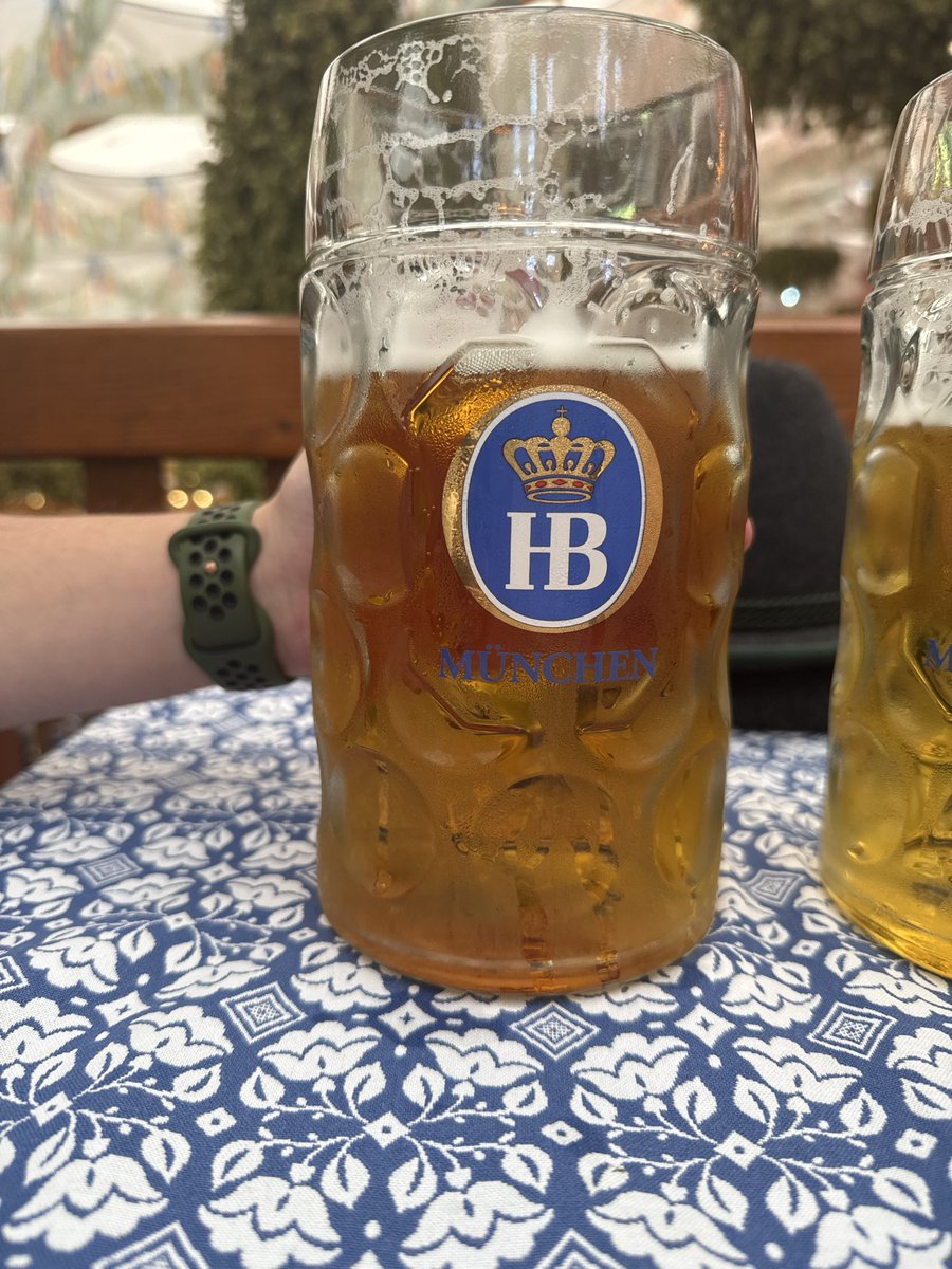 Legobfauche's tweet photo. Pas de farming aujourd’hui, c’est #oktoberfest #hafbräu #münchen #wiesn https://t.co/RCc6SwXsDC