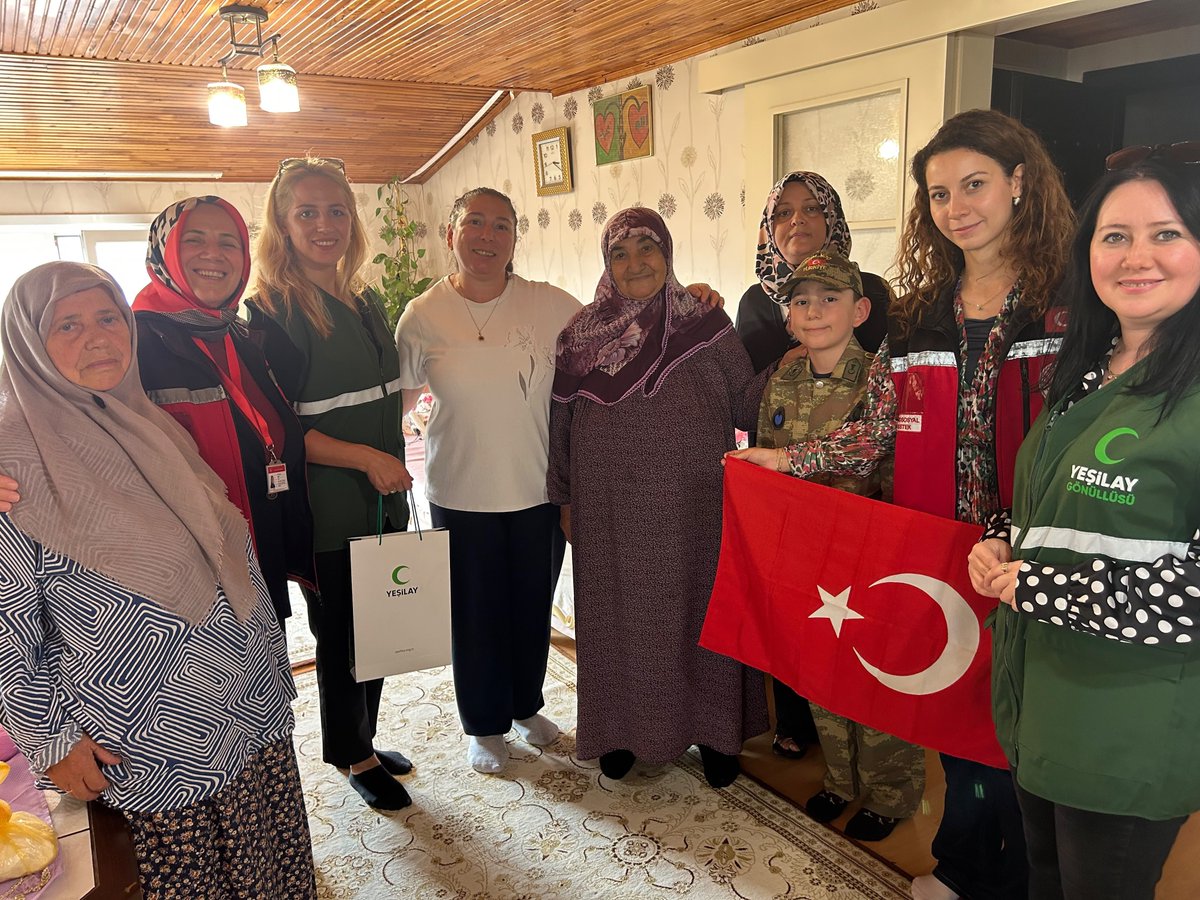 PendikYesilay's tweet photo. Şehidimiz Mustafa Piroğlu’nun ailesine hane ziyareti gerçekleştirdik.

Nazik ev sahipliği için şehidimizin annesine teşekkür ederiz.
Ziyaretimizde bağımlılıkla mücadele yolları ve Yeşilay Danışmanlık Merkezlerimizin (YEDAM) sunduğu destekler hakkında bilgi verdik.
#Yeşilay #YEDAM https://t.co/1y2Ixcgxoj