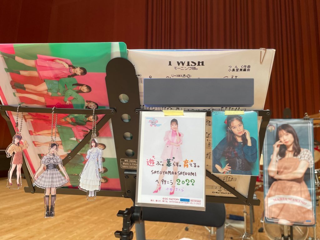 aabeshii's tweet photo. #ハロ吹東北支部 今回もテナーサックスで参加しました！バラードで16ビート刻むのって難しい！ハロメンって凄い！

写真は今回の譜面台デコ🌈小田さんのグッズ探したらトレカと生写真があったので貼りました💟やむちゃさんの真莉愛ちゃんがいい感じの場所にあったので入れちゃいまりあ https://t.co/bHfK2SKz3Y