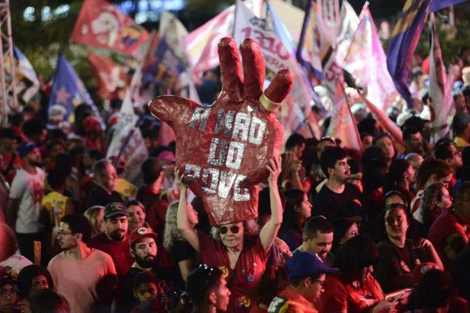 EdsonFilho74's tweet photo. Lula representa a defesa da nossa soberania e os interesses dos brasileiros, já o rachadinha defende os interesses dos EUA, nunca foi tão fácil escolher.
Feliz Domingo https://t.co/1bhkTP28gn