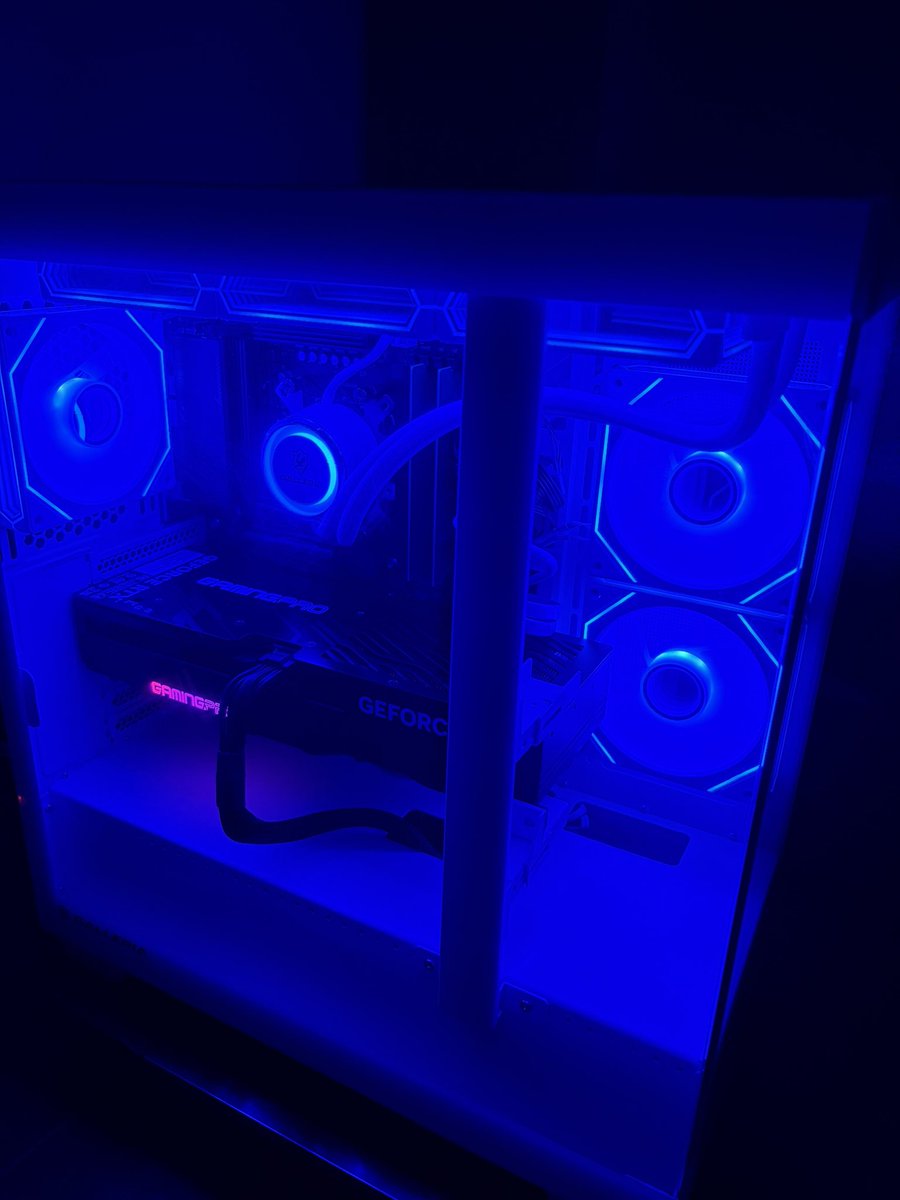 morinosukeeeeee's tweet photo. やっっっっと！念願の！！！
ゲーミングPC買えた！
ガレリアさんの茶々茶さんモデルのRTX5080モデル！！
白の筐体と青のライティングマジでカッコ良い！！！
とりあえず特典の壁紙の茶々茶さん数えるところから始めます！
最高の性能で色々ゲームとかやりたいことやる！！

#茶々茶はガレリア
#茶々茶 https://t.co/U2BwYcoe1i