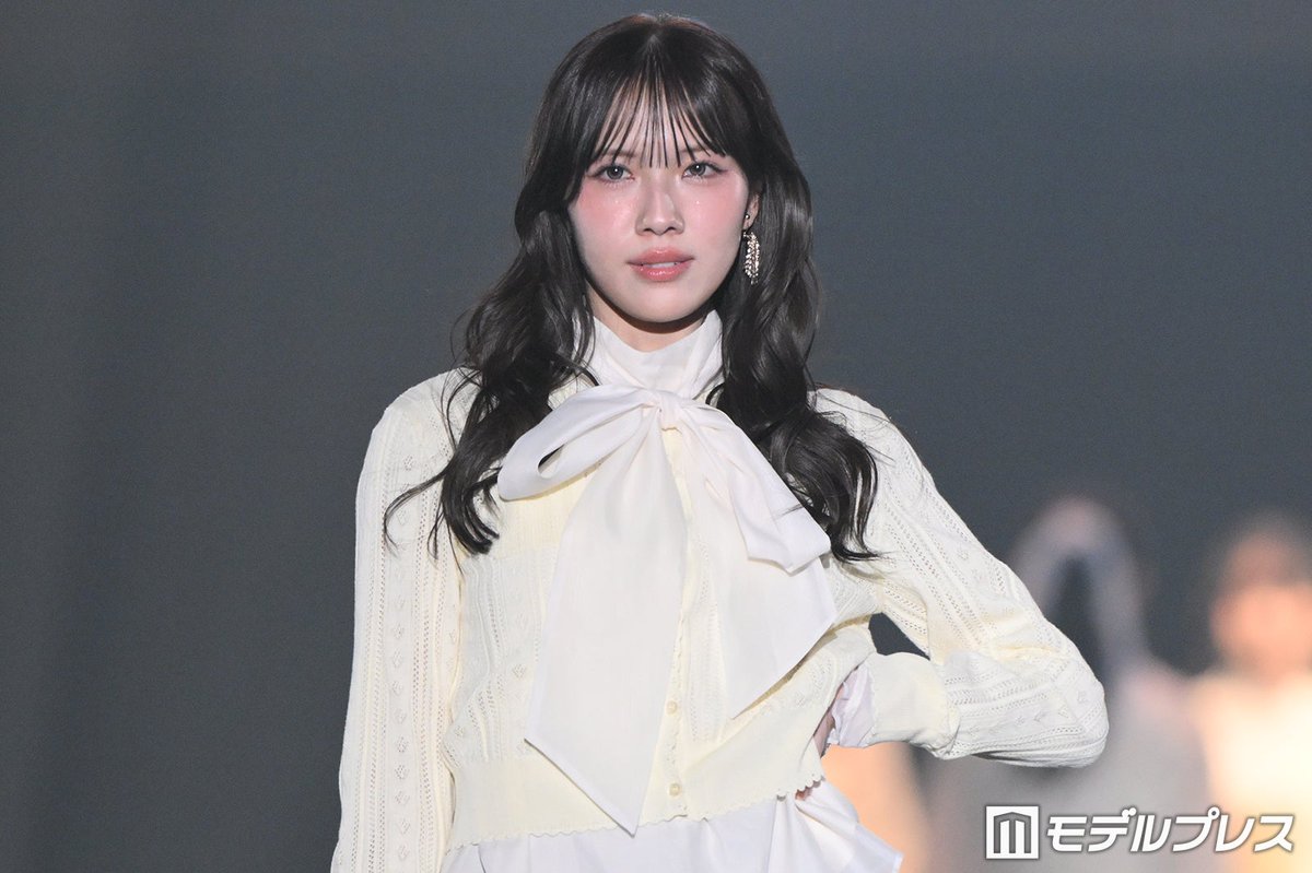 modelpress's tweet photo. 【IDOL RUNWAY COLLECTION 2026A/W🎀】

日向坂46森本茉莉、リボンをアピール
美スタイル際立つ華やかランウェイ✨️
https://t.co/Fu2qxnYmhO

#IRC_TGC ▷アイドルランウェイ https://t.co/cdnLfi6wVU