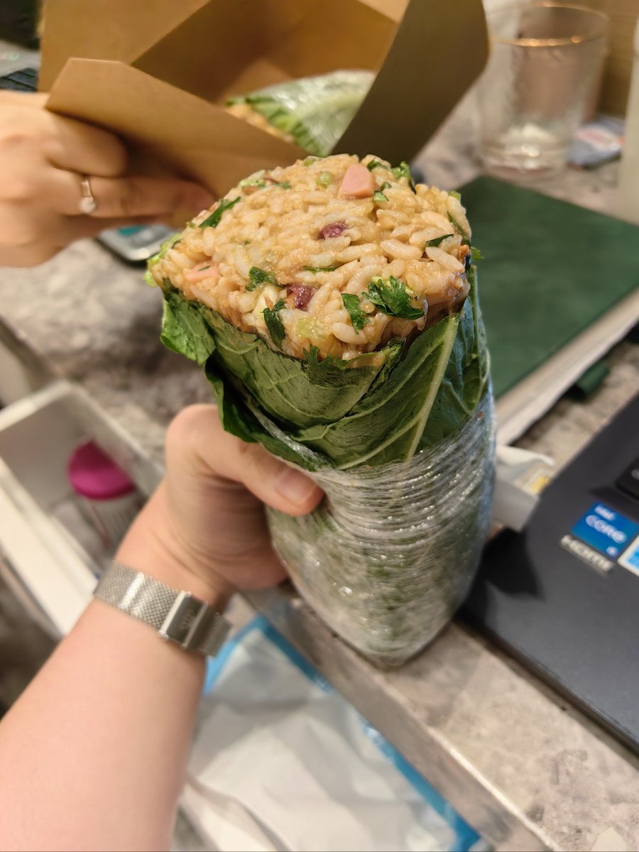 macas684605's tweet photo. [Lunch just hit different—roasted veggie wrap + iced lemon tea = perfect midday pick-me-up ]， https://t.co/9agkea0P0H
