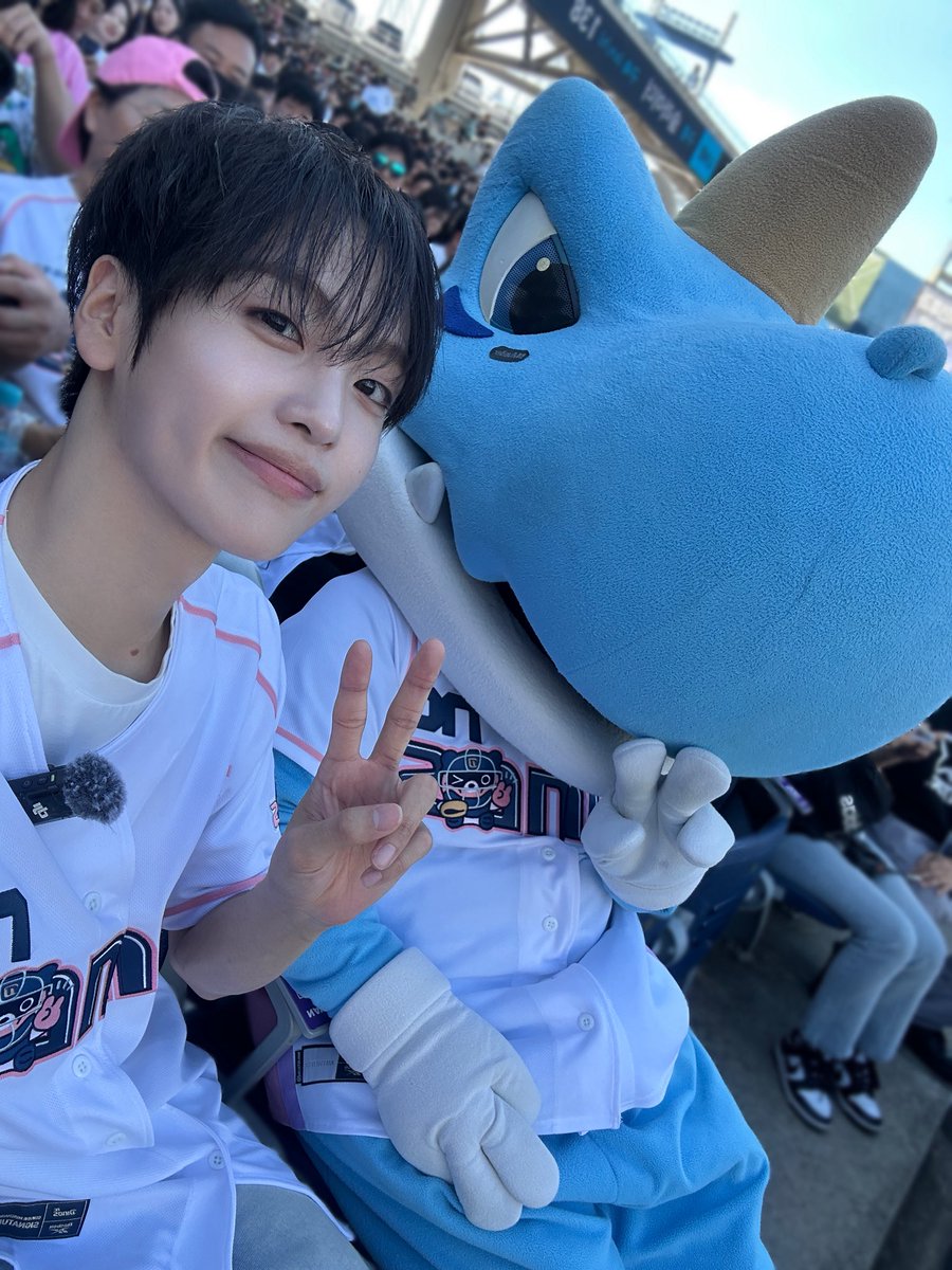CRAVITYstarship's tweet photo. [📸]
260920 KBO리그 #NC다이노스 기아전

자고로 엔씨 다이노스란 말이지 경남 창원을 대표하는 프로야구 구단으로서 창단 9년 만에 통합 우승을 해낸 구단 야구장에 ‘파크’라는 이름을 붙일 만큼 야구만 보는 게 아니라 먹고 놀고 즐길 거리가 가득한 구단 대한민국에서 손꼽히는 관중 친화적 야구장 티켓 예매부터 먹거리 주문까지 앱 하나로 되는 구단 엔팍에 가면 야구를 몰라도 하루 종일 놀 수 있는 구단 창원NC파크 앞에 딱 도착해서 고개를 들면 거기에 거대한 전광판이 있다 그 아래엔 다이노스 팬들이 있다 그 중심엔 엔씨 다이노스가 있다.

오늘 함께할 수 있어 너무 영광이고 감사했습니다! 진심을 다해 응원해 주신 엔씨 다이노스 팬분들 감사드립니다!

#CRAVITY #크래비티 #HYEONGJUN #형준
#sonorous
#LOUDER