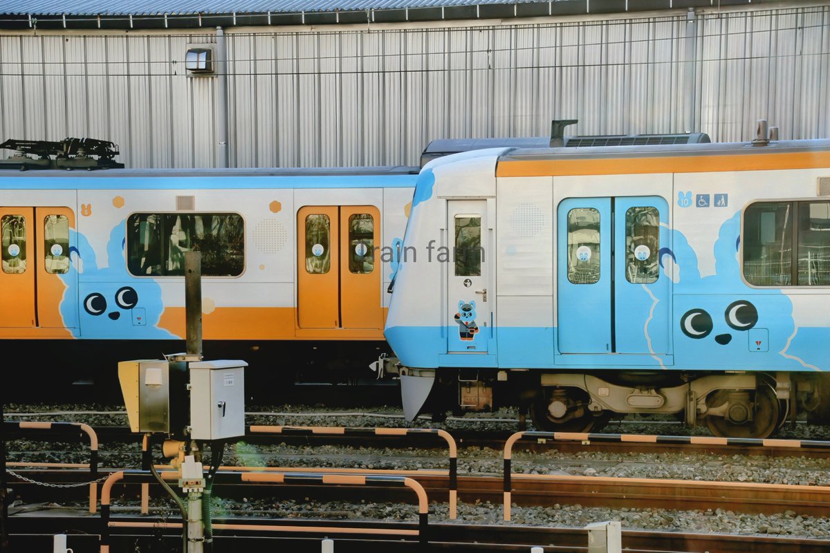 TrainFarm's tweet photo. もころん号並び https://t.co/8nLVsuGyCh