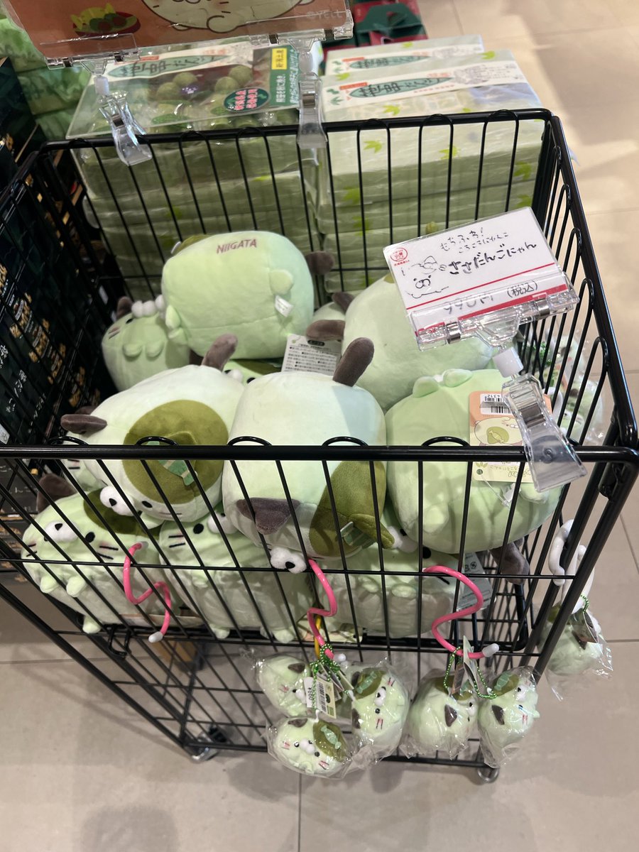 silver_mocha's tweet photo. #ころころにゃんこ 赤城高原SAでも発見。同じ店舗内ですが、おこめにゃんと、ささだんごにゃんは少し離れているお米コーナーと笹団子コーナーにいます。 https://t.co/znBBx2cc5E