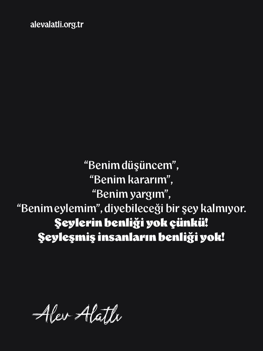 AlevAlatli's tweet photo. Alev Alatlı, “Or’da Kimse Var mı?” serisinin birinci romanı Viva La Muerte!/Yaşasın Ölüm!’de Günay Rodoplu etrafında Türkiye’nin siyasal, kültürel ve düşünsel kırılmalarını sorgular. Romanda birey ile toplum, Doğu ile Batı, aidiyet ile yabancılaşma, ideoloji ile vicdan arasındaki gerilimler; kişisel ilişkiler, aydın çevreleri ve dönemin toplumsal atmosferi ekseninde tartışılır. İnsanın çatışan değerler ve beklentiler arasında kendi benliğinden uzaklaşması da romanın temel meselelerinden biridir.
Günay Rodoplu’nun “Büyük Makine” olarak tarif ettiği düzen içinde insan, giderek kendi iradesini ve özgünlüğünü yitiren bir varlığa dönüşür. 
Bu paylaşımda yer verdiğimiz pasaj, yabancılaşmanın insanın muhakemesinden benliğine uzanan aşındırıcı etkisini Günay Rodoplu’nun sesiyle ortaya koyuyor.

Alev Alatlı (2024). Or’da Kimse Var mı? 1: Viva La Muerte! Yaşasın Ölüm!. s. 491.

#AlevAlatlı