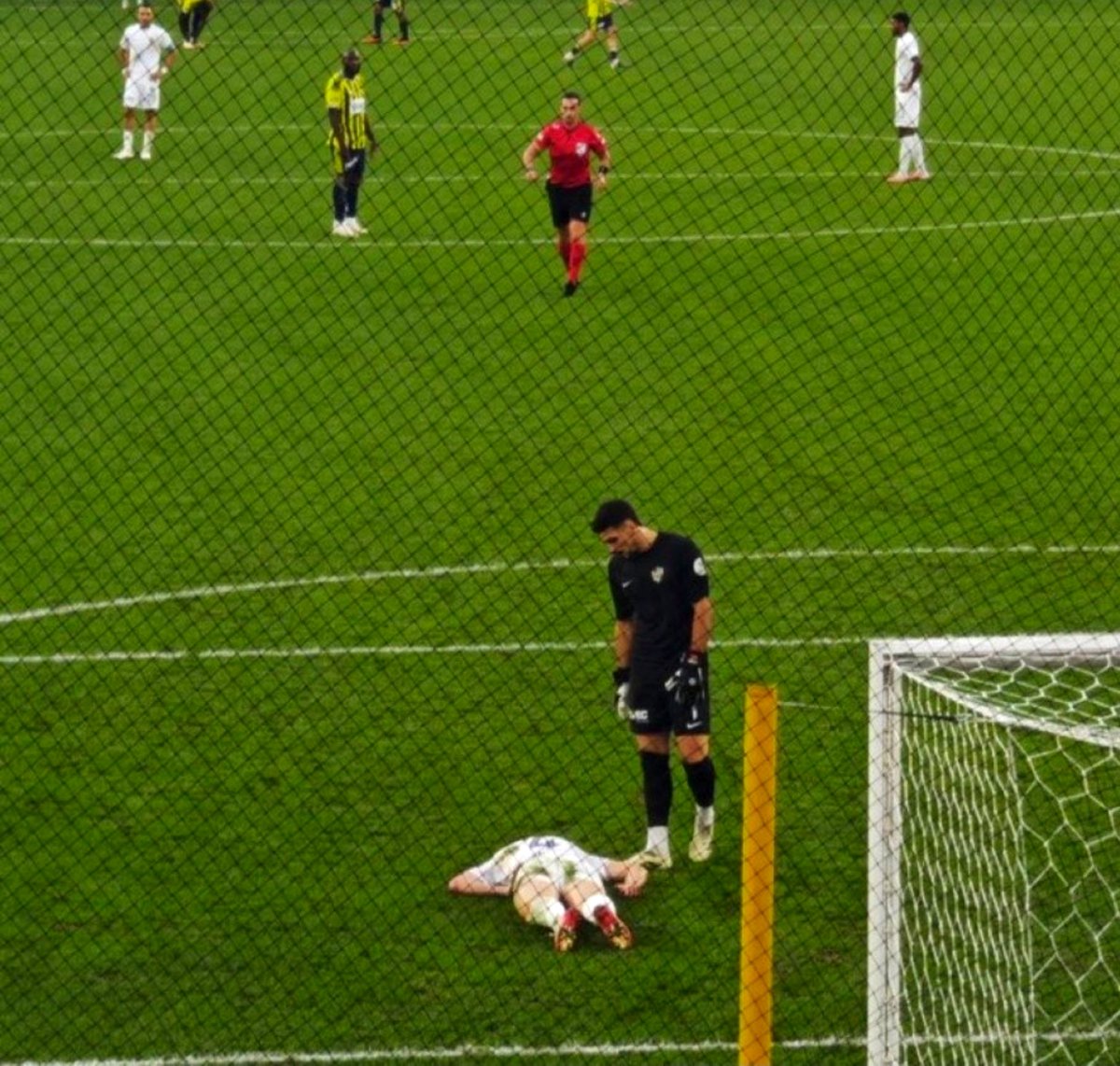 TekYolFener's tweet photo. Seyfettin Anıl Yaşar, Fenerbahçe'den 8 gol yiyen takımın stoperi olarak tarihe geçti. https://t.co/5VzwANQRRC