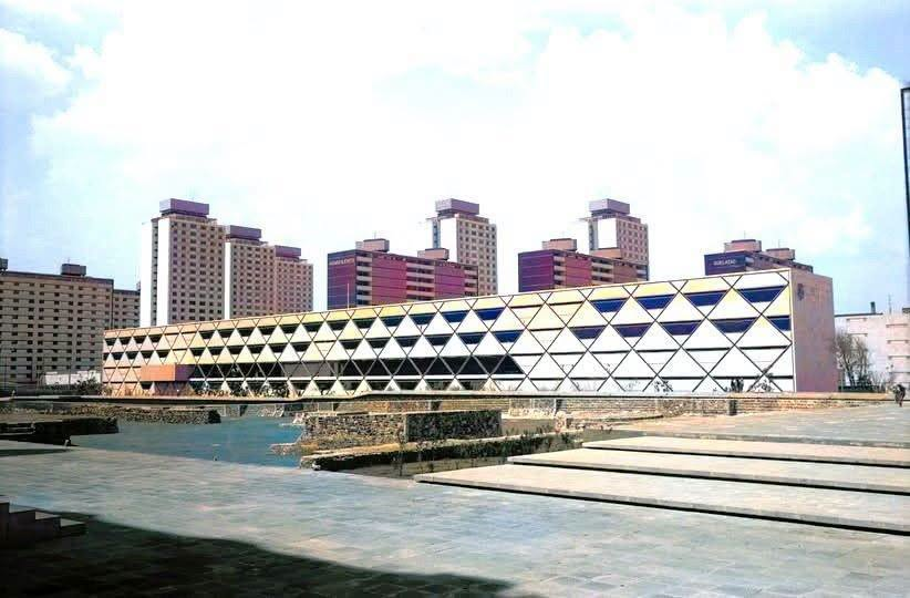 MishArqT's tweet photo. El sismo de 1985 destruyó la idea de construir conjuntos habitacionales masivos, con todos los servicios.

Los daños en Tlatelolco, el Multifamiliar Juárez y otros conjuntos, lograron que después del 85 se cambiara el concepto de vivienda dentro y fuera de la ciudad de México. https://t.co/4l3ZRubyWW