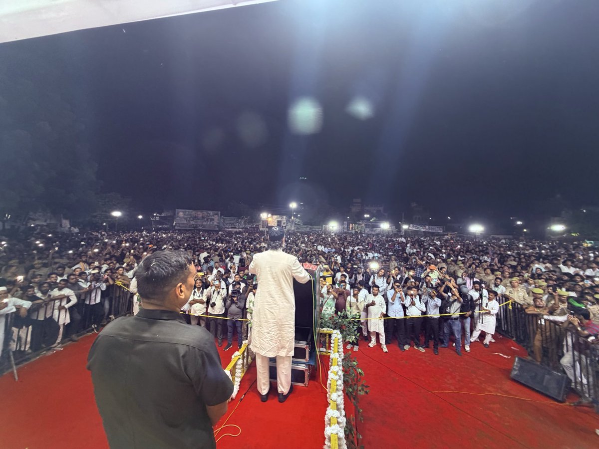 55MTQ_'s tweet photo. मिशन उत्तर प्रदेश 2027 🪁🪁

बड़ी संख्या में लोगों की मौजूदगी बता रही है 2027 चुनाव को लेकर कार्यकर्ताओं और समर्थकों में जोश और उत्साह है

बदलावों चाहते उत्तर प्रदेश,,

कानपुर की सरजमीन बाबूपुरवा के बागही ईदगाह मैदान में आयोजित विशाल जनसभा को बैरिस्टर असदुद्दीन ओवैसी साहब ने संबोधित करते हुए @asadowaisi