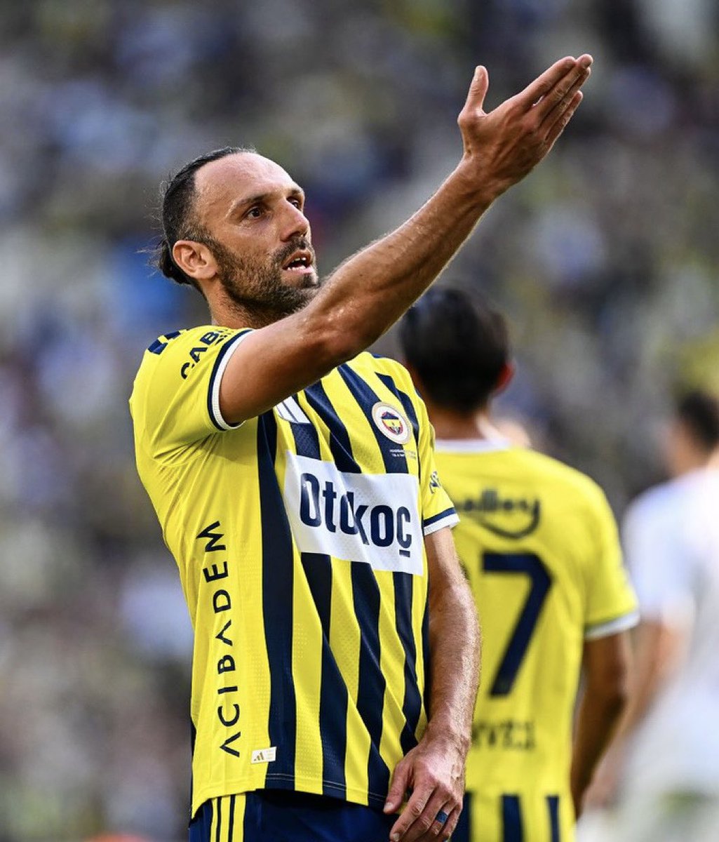 BerkBekgoz's tweet photo. Vedat Muriqi, attığı 4 golün çok ötesinde bir santrfor performansı ortaya koydu. Derine gelerek sırtı dönük aldığı 6 topun 6’sını da saklayıp takımının atağa çıkmasını sağladı. Üçüncü bölgede %92 pas isabeti yakalarken, bu pasların %80’ini ileriye oynadı.

Yani yalnızca ceza sahasında bitirici değildi; gerektiğinde bağlantı oyuncusuna dönüşerek hücumun devamlılığını sağladı, takımını öne taşıdı ve etrafındaki oyuncuların hücuma yerleşmesine zaman kazandırdı.