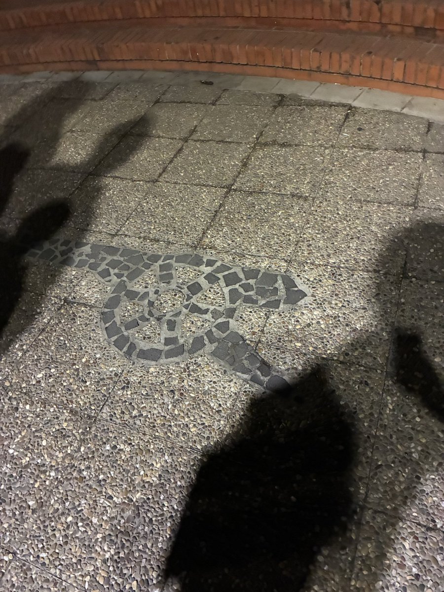 ScottafcWhite's tweet photo. @ArseCannonPics lovely cannon in Gibraltar and on the pavement too https://t.co/ESVQHYgbEu