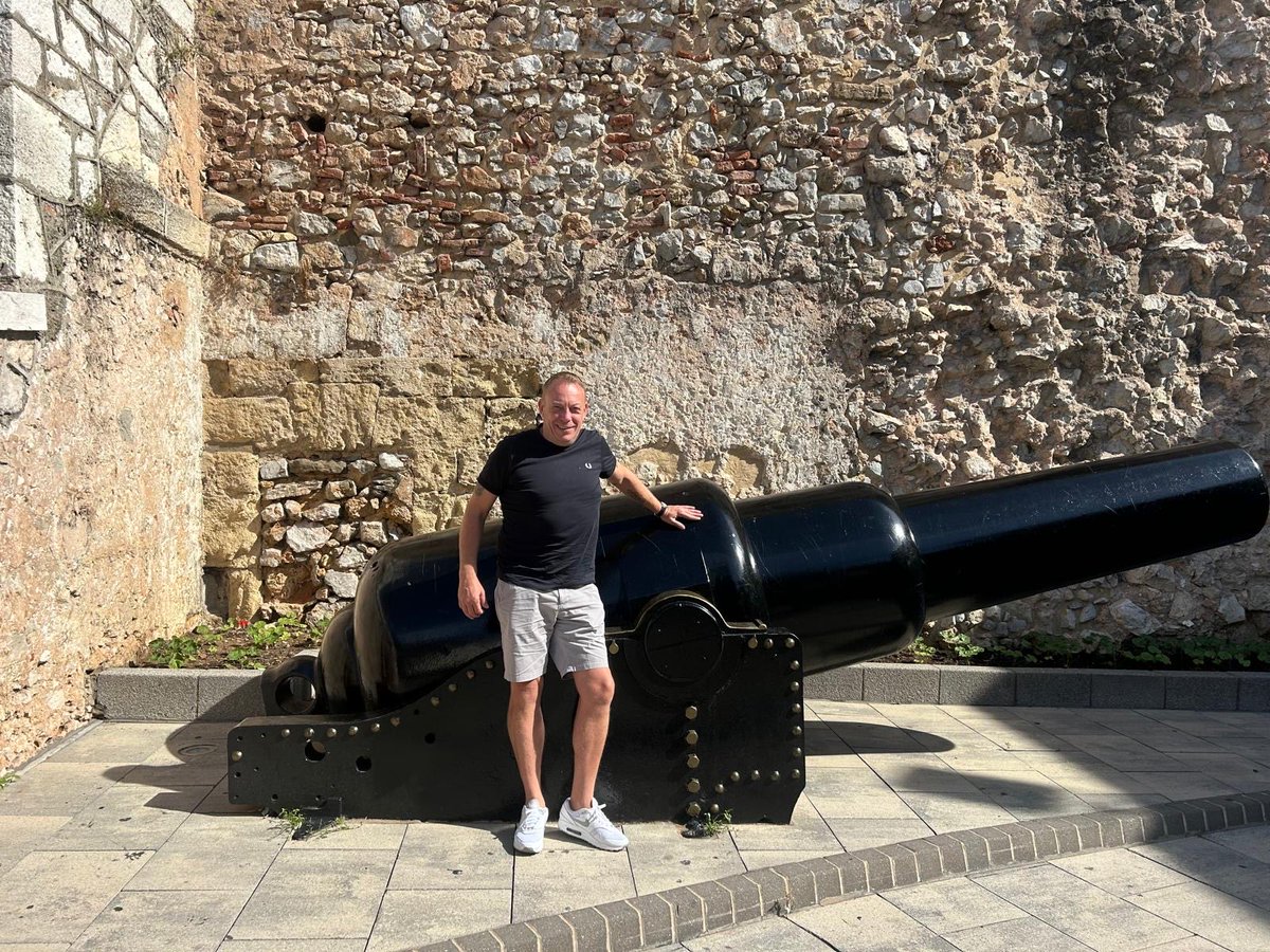 ScottafcWhite's tweet photo. @ArseCannonPics lovely cannon in Gibraltar and on the pavement too https://t.co/ESVQHYgbEu