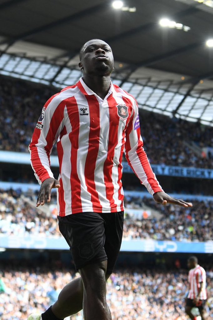 UTD_Seth001's tweet photo. 🚨Enzo Maresca on Brian Brobbey hat-trick against Manchester City:

🗣️ Enzo Maresca: “The problem tonight wasn’t that we didn’t know Brobbey was dangerous. We knew exactly what he could do.

“The problem was that we allowed him to do it.

“When you play against a striker like Brobbey, you cannot defend him only with the centre-backs. You have to defend the space around him.

“He kept dropping just enough to bring our centre-backs forward, and the moment one of them followed him, he turned and attacked the space behind.

“That is where he hurt us.

“We also made the mistake of defending too high without controlling the first pass. Sunderland were finding him too quickly, and once Brobbey could turn and run, we were already in trouble.

“His first goal was about movement. His second was about timing. His third was about attacking the space before our defenders could recover.

“That is what disappointed me.

“We were not beaten by three incredible individual actions. We were beaten by the same problem happening again and again.

“We had to stop the supply into him.

“We didn’t.

“And when you give a striker confidence like that, he becomes even more difficult to defend.

“Brobbey scored three tonight, but I think the lesson for us is bigger than the hat-trick.

“We have to learn how to defend the striker before he gets the ball.

“Because once Brobbey receives it in those areas, the damage is already happening.”