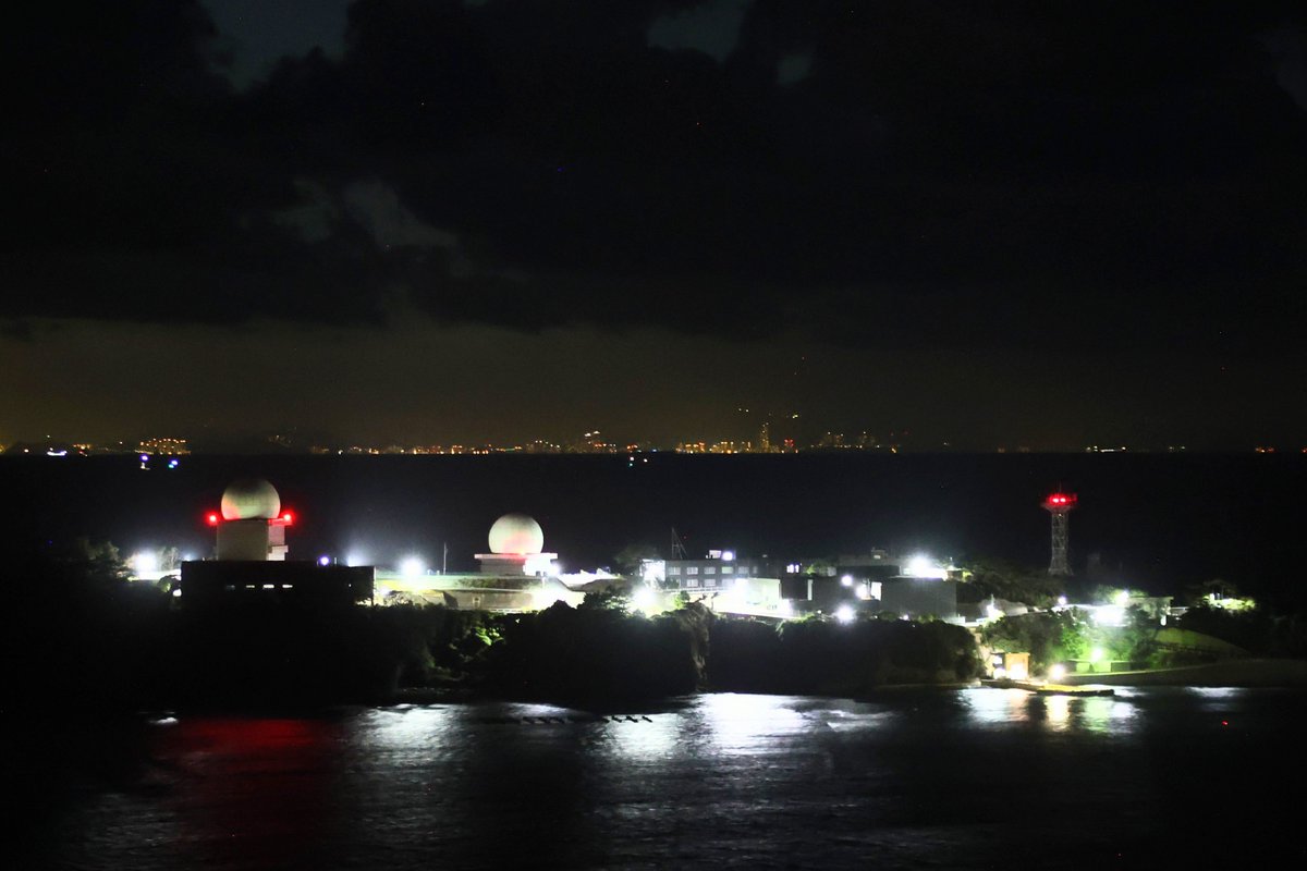 moritz6011's tweet photo. 対馬北部にある韓国展望台から、約50km離れた韓国・釜山の夜景が見れた！！！（手前の島は、航空自衛隊 海栗島基地）

すごい！！！🇯🇵日本から🇰🇷韓国は本当に見えるんだ！！！！！ https://t.co/PTDv2LP3ZJ