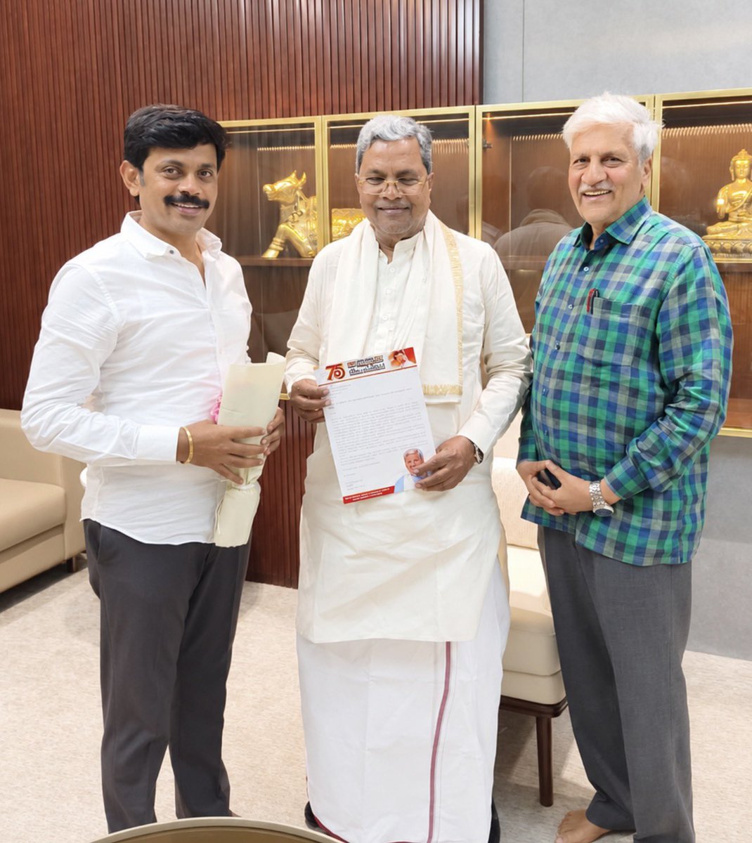 VeerakaputraSri's tweet photo. ಸರ್, ಡಾ. ವಿಷ್ಣುವರ್ಧನ್ ಅವರಿಗೆ ಕರ್ನಾಟಕ ರತ್ನ ಪ್ರಶಸ್ತಿ ಘೋಷಿಸಿದ್ದು ನಿಮ್ಮ ಅವಧಿಯ ಸಚಿವ ಸಂಪುಟ. ಹಾಗಾಗಿ ಅವರ ಅಮೃತ ಮಹೋತ್ಸವ ಸಮಾರಂಭದಲ್ಲಿ ನಿಮ್ಮನ್ನು ಗೌರವಿಸಬೇಕು ಎಂಬ ಆಸೆಯಿದೆ. ತಾವು ಬಿಡುವು ಮಾಡಿಕೊಂಡು ಬರಬೇಕು ಎಂದು ವಿನಂತಿಸಿದೆ. ಮೊದಲಿಗೆ 'ಆಗುವುದಿಲ್ಲ' ಎಂದರೂ, ಸುಮಾರು ಐದಾರು ನಿಮಿಷಗಳ ಮಾತುಕತೆಯ ನಂತರ ಬರಲು ಒಪ್ಪಿಕೊಂಡರು. ಸಿದ್ದರಾಮಯ್ಯನವರು ಹೀಗೆ ಆರಾಮಾಗಿ ಮಾತಿಗೆ ಸಿಕ್ಕಿದ್ದು ಇದೇ ಮೊದಲನೇ ಬಾರಿ. ತುಂಬಾ ರಿಲ್ಯಾಕ್ಸ್ಡ್ ಆಗಿ ಕಾಣುತ್ತಿದ್ದರು! 

ಸೆಪ್ಟೆಂಬರ್ 27
ನಂದಿ ಲಿಂಕ್ ಗ್ರೌಂಡ್, ನಾಯಂಡಹಳ್ಳಿ, ಬೆಂಗಳೂರು
ಬೆಳಗ್ಗೆ ಆರರಿಂದ ರಾತ್ರಿ ಹನ್ನೆರಡರ ತನಕ.

ನಿಮ್ಮ
ವೀರಕಪುತ್ರಶ್ರೀನಿವಾಸ