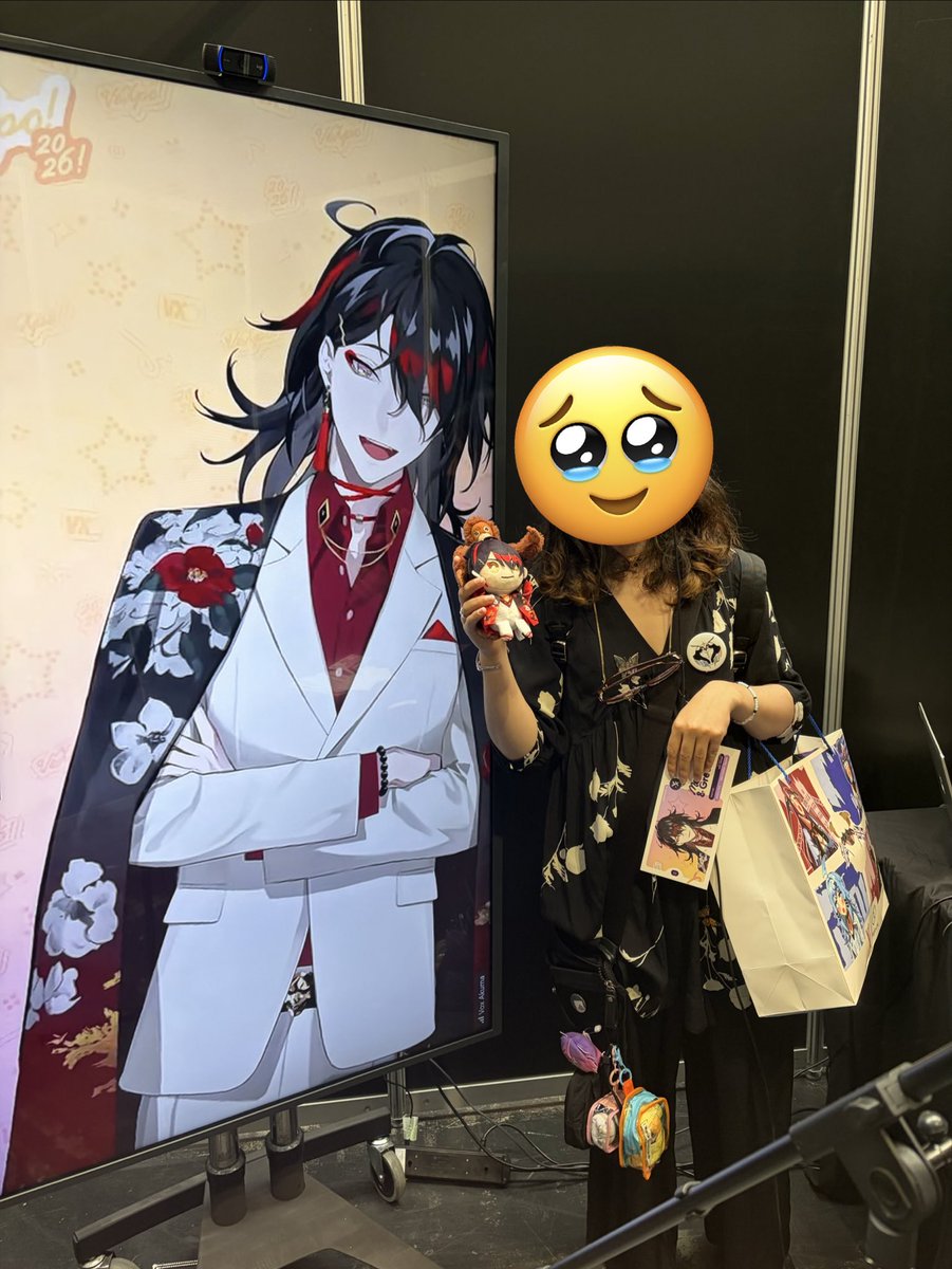 FlubberW's tweet photo. Vox said such kind things! Can’t believe I got to meet him and tell him the impact he had on my life 😭 wishing the best for him!

#VoxAkuma #Vexpo2026 (I’m remembering to add tags now) https://t.co/ds00ihNcAU