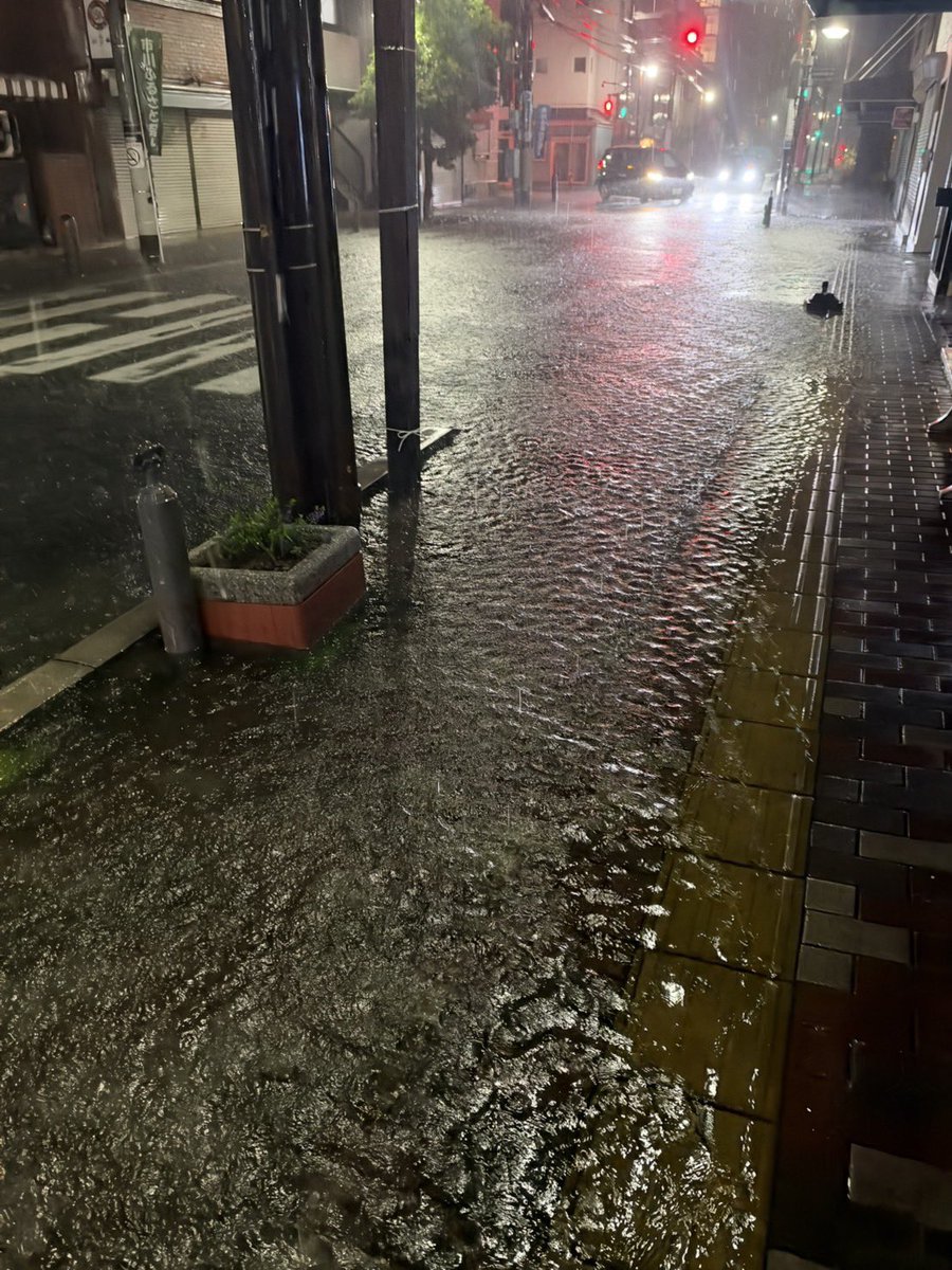 motoyawata__bot's tweet photo. 市川駅ゆうゆうロードの写真をいただきました、足が20cmほど浸かる状況とのこと…！
浸水にご注意ください、可能なら2階以上で寝てくださいね！ https://t.co/aKvXuV3ljI