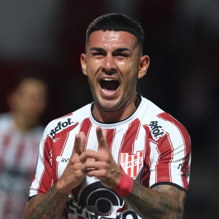 FutbolFichajes's tweet photo. 🚨 Vélez Sarsfield 🇦🇷 comenzó a negociar con Instituto 🇦🇷 para repatriar a Giuliano Cerato 🇦🇷.

Con el objetivo de adelantarse a la posible salida de Joaquín García 🇦🇷 en el próximo #MercadoDePases, el Fortín considera al lateral derecho de 28 años para ocupar ese lugar en 2027.

Cerato tiene contrato hasta el 31 de diciembre de 2027, por lo que la Gloria aceptaría US$1.5M para desprenderse de su carrilero titular. #Fichajes