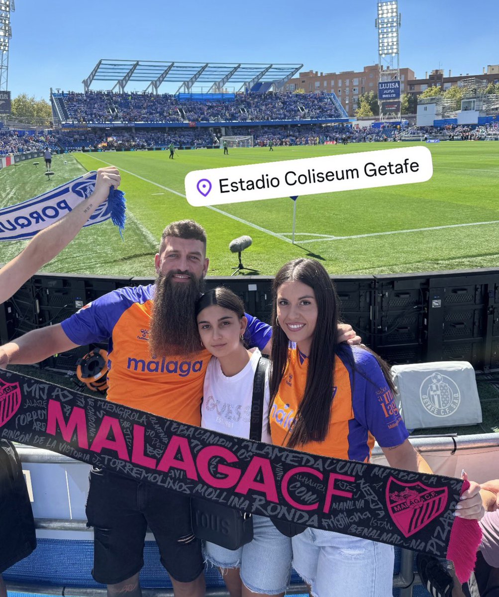 josecruzute's tweet photo. Una vergüenza q a esta familia, mi familia 💙🤍 los hayan echado del campo en el minuto 15 entrando con unos abonos de amigos suyos de allí (ya q él es de Madrid). Pero más vergüenza aún, yendo su sobrina!! Me acaba de llamar y todavía no me lo creo @Maryna_MayJo29 #GetafeMálaga https://t.co/EXNRVJDm6g