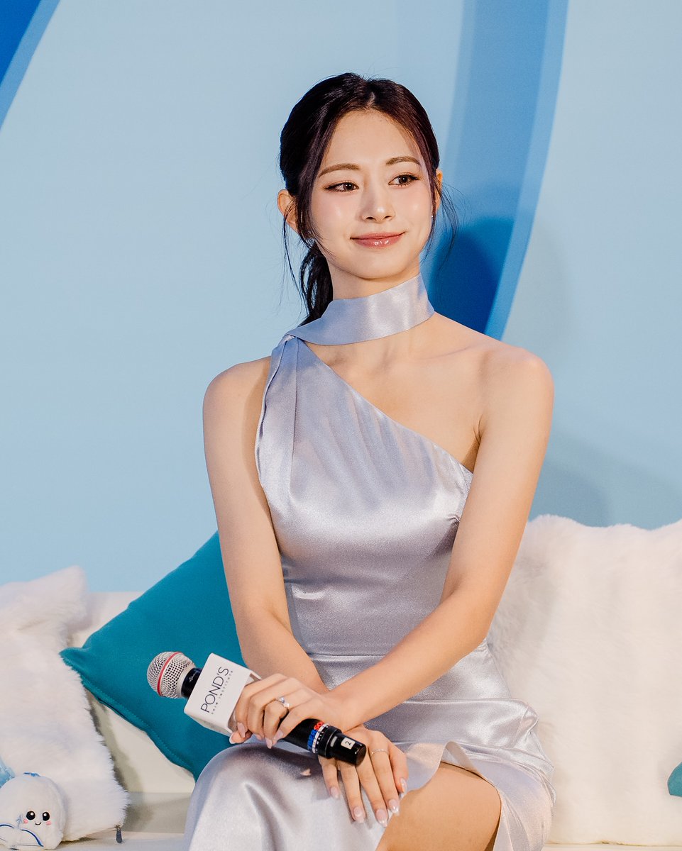 todayintwice's tweet photo. 1 year ago today, JIHYO and TZUYU attended the Pond's Skin Institute Gala in Manila. https://t.co/Z4ZdTlKcZw