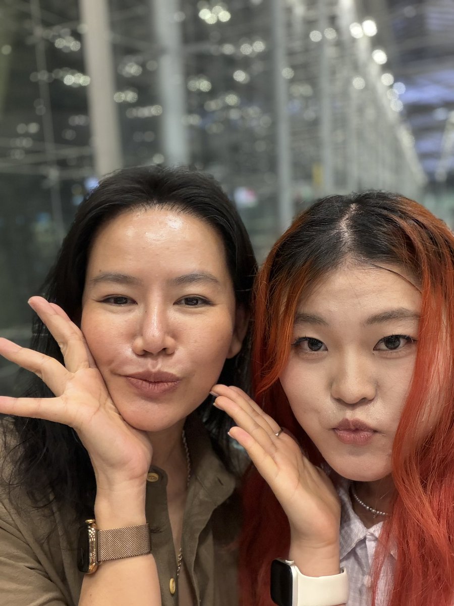yiyao1127's tweet photo. I was waiting for my car, but suddenly met his mom🤣

#จุงอาเชน
#JoongArchen https://t.co/egjlAJzon2