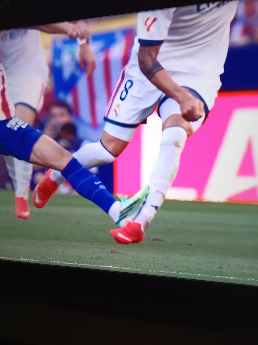 mayte_17_'s tweet photo. Kang-in Lee a Valverde después de la cagada con la jugada del Cuti a Bellingham. Esto tampoco es roja? Le tiene que romper el tobillo y que salga en camilla para que el VAR actúe y le diga que vaya a revisarla, como posible roja? #AtletiRealMadrid https://t.co/bbGhyxMdhc